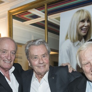 Exclusif - Pascal Desprez, Alain Delon et le chirurgien cardiaque Alain Deloche (Fondateur de La Chaîne de l'Espoir) - Dîner pour le lancement du fond "Enfants à Coeur - Mireille Darc" au profit de La Chaîne de l'Espoir au Pavillon Ledoyen à Paris. Le 29 novembre 2017. Chaque table portait le nom d'un film de Mireille Darc. © Olivier Borde-Coadic Guirec / Bestimage