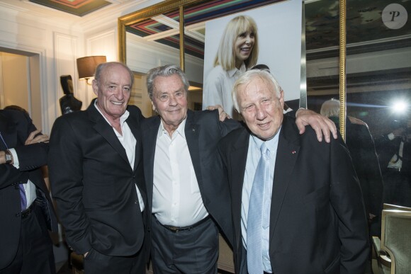 Exclusif - Pascal Desprez, Alain Delon et le chirurgien cardiaque Alain Deloche (Fondateur de La Chaîne de l'Espoir) - Dîner pour le lancement du fond "Enfants à Coeur - Mireille Darc" au profit de La Chaîne de l'Espoir au Pavillon Ledoyen à Paris. Le 29 novembre 2017. Chaque table portait le nom d'un film de Mireille Darc. © Olivier Borde-Coadic Guirec / Bestimage