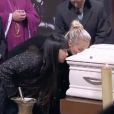   Laeticia Hallyday, Jade et Joy embrassent le cercueil de Johnny Hallyday à Paris, le 9 décembre 2017.  
   
   
   
  