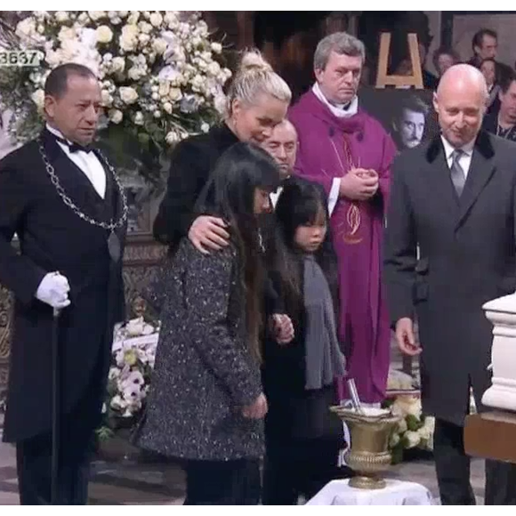 Laeticia Hallyday, Jade et Joy embrassent le cercueil de Johnny Hallyday à Paris, le 9 décembre 2017.
 
 
 
