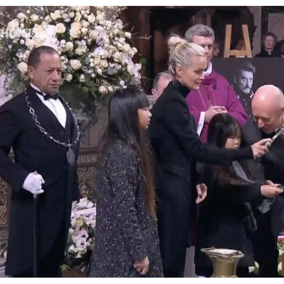 Laeticia Hallyday, Jade et Joy embrassent le cercueil de Johnny Hallyday à Paris, le 9 décembre 2017.
 
 
 
