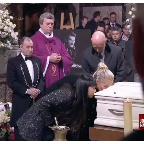 Laeticia Hallyday, Jade et Joy embrassent le cercueil de Johnny Hallyday à Paris, le 9 décembre 2017.
 
 
 
