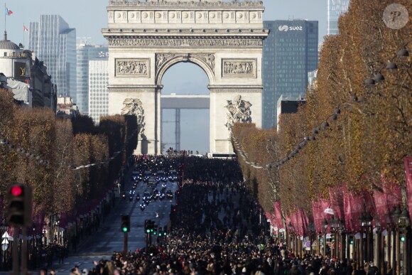 Le convoi funéraire de la dépouille du chanteur Johnny Hallyday descend l'avenue des Champs-Elysées accompagné de 700 bikers à Paris, le 9 décembre 2017. © Stéphane Lemouton/Bestimage