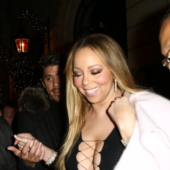 Mariah Carey avec son compagnon Bryan Tanaka et son fils Moroccan quittent l'hôtel Plaza Athénée pour aller faire du shopping chez Hermès et à la boutique Disney. Ils iront dîner ensuite à l'hôtel Royal Monceau. Paris le 8 décembre 2017.