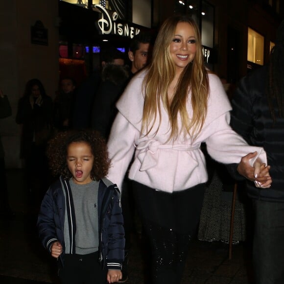 Mariah Carey avec son compagnon Bryan Tanaka et son fils Moroccan quittent l'hôtel Plaza Athénée pour aller faire du shopping chez Hermès et à la boutique Disney. Ils iront dîner ensuite à l'hôtel Royal Monceau. Paris le 8 décembre 2017.