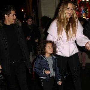 Mariah Carey avec son compagnon Bryan Tanaka et son fils Moroccan quittent l'hôtel Plaza Athénée pour aller faire du shopping chez Hermès et à la boutique Disney. Ils iront dîner ensuite à l'hôtel Royal Monceau. Paris le 8 décembre 2017.