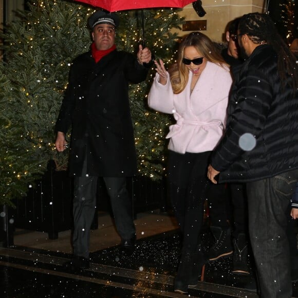 Mariah Carey avec son compagnon Bryan Tanaka et son fils Moroccan quittent l'hôtel Plaza Athénée pour aller faire du shopping chez Hermès et à la boutique Disney. Ils iront dîner ensuite à l'hôtel Royal Monceau. Paris le 8 décembre 2017.