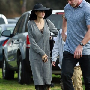 Angelina Jolie fait du shopping avec ses enfants Shiloh, Knox et Vivienne au Rose Bowl Flea Market à Pasadena, le 10 décembre 2017