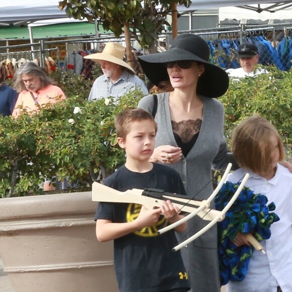 Angelina Jolie fait du shopping avec ses enfants Shiloh, Knox et Vivienne au Rose Bowl Flea Market à Pasadena, le 10 décembre 2017