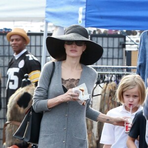 Angelina Jolie fait du shopping avec ses enfants Shiloh, Knox et Vivienne au Rose Bowl Flea Market à Pasadena, le 10 décembre 2017