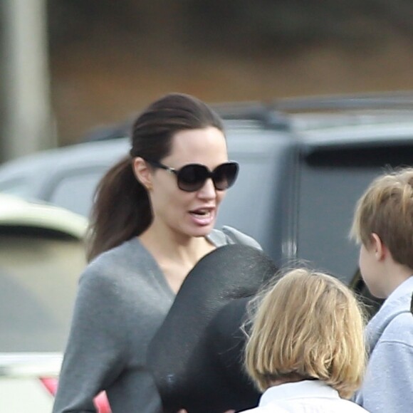 Angelina Jolie fait du shopping avec ses enfants Shiloh, Knox et Vivienne au Rose Bowl Flea Market à Pasadena, le 10 décembre 2017