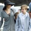 Angelina Jolie fait du shopping avec ses enfants Shiloh, Knox et Vivienne au Rose Bowl Flea Market à Pasadena, le 10 décembre 2017
