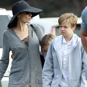 Angelina Jolie fait du shopping avec ses enfants Shiloh, Knox et Vivienne au Rose Bowl Flea Market à Pasadena, le 10 décembre 2017