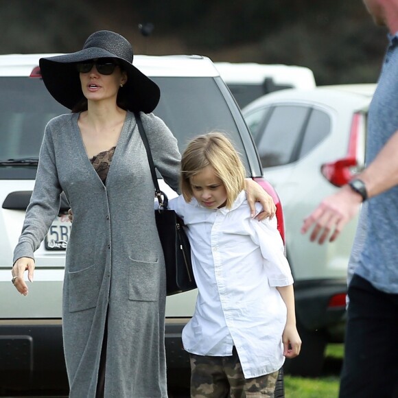 Angelina Jolie fait du shopping avec ses enfants Shiloh, Knox et Vivienne au Rose Bowl Flea Market à Pasadena, le 10 décembre 2017