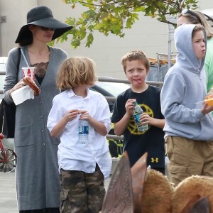 Angelina Jolie fait du shopping avec ses enfants Shiloh, Knox et Vivienne au Rose Bowl Flea Market à Pasadena, le 10 décembre 2017