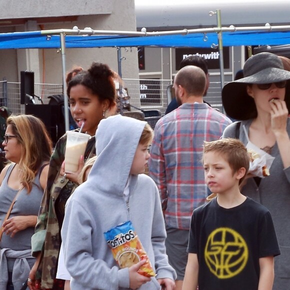 Angelina Jolie fait du shopping avec ses enfants Shiloh, Knox et Vivienne au Rose Bowl Flea Market à Pasadena, le 10 décembre 2017