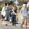 Angelina Jolie fait du shopping avec ses enfants Shiloh, Knox et Vivienne au Rose Bowl Flea Market à Pasadena, le 10 décembre 2017