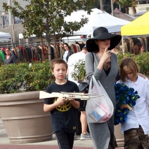 Angelina Jolie fait du shopping avec ses enfants Shiloh, Knox et Vivienne au Rose Bowl Flea Market à Pasadena, le 10 décembre 2017