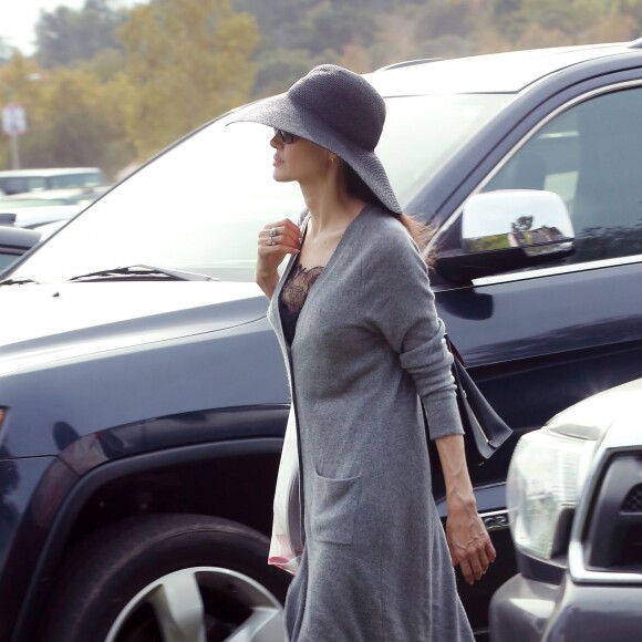 Angelina Jolie fait du shopping avec ses enfants Shiloh, Knox et Vivienne au Rose Bowl Flea Market à Pasadena, le 10 décembre 2017