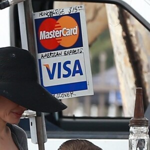 Angelina Jolie fait du shopping avec ses enfants Shiloh, Knox et Vivienne au Rose Bowl Flea Market à Pasadena, le 10 décembre 2017