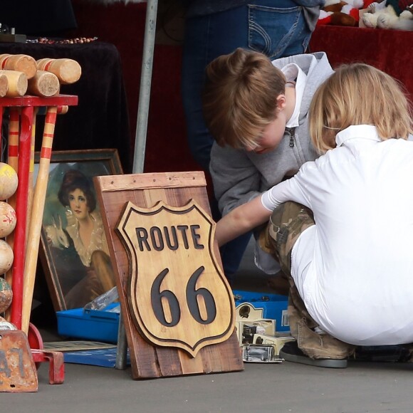 Angelina Jolie fait du shopping avec ses enfants Shiloh, Knox et Vivienne au Rose Bowl Flea Market à Pasadena, le 10 décembre 2017