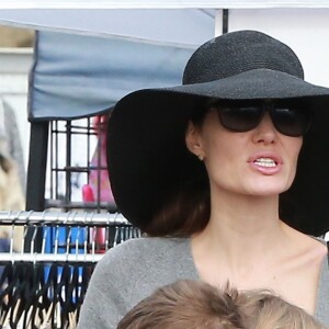 Angelina Jolie fait du shopping avec ses enfants Shiloh, Knox et Vivienne au Rose Bowl Flea Market à Pasadena, le 10 décembre 2017