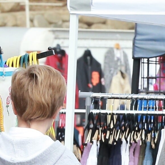 Angelina Jolie fait du shopping avec ses enfants Shiloh, Knox et Vivienne au Rose Bowl Flea Market à Pasadena, le 10 décembre 2017