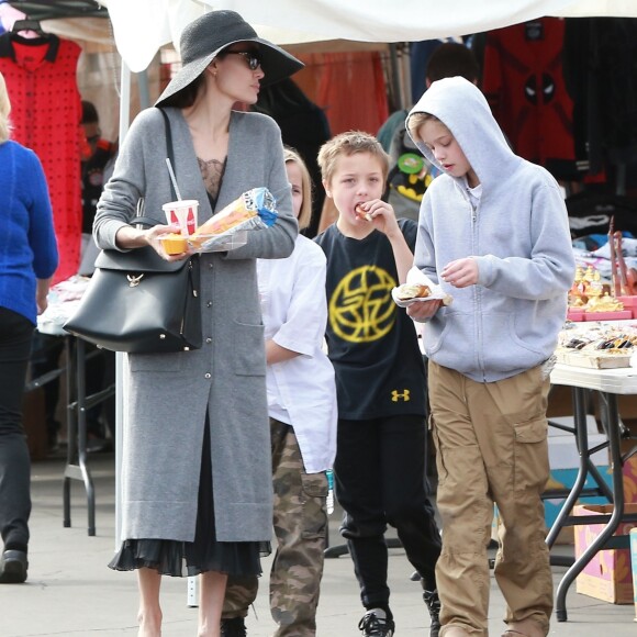 Angelina Jolie fait du shopping avec ses enfants Shiloh, Knox et Vivienne au Rose Bowl Flea Market à Pasadena, le 10 décembre 2017