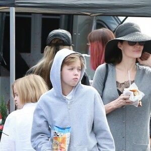 Angelina Jolie fait du shopping avec ses enfants Shiloh, Knox et Vivienne au Rose Bowl Flea Market à Pasadena, le 10 décembre 2017