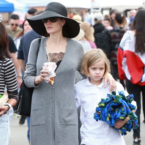 Angelina Jolie fait du shopping avec ses enfants Shiloh, Knox et Vivienne au Rose Bowl Flea Market à Pasadena, le 10 décembre 2017