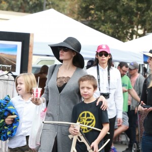 Angelina Jolie fait du shopping avec ses enfants Shiloh, Knox et Vivienne au Rose Bowl Flea Market à Pasadena, le 10 décembre 2017