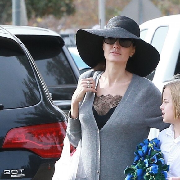 Angelina Jolie fait du shopping avec ses enfants Shiloh, Knox et Vivienne au Rose Bowl Flea Market à Pasadena, le 10 décembre 2017