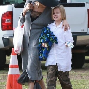 Angelina Jolie fait du shopping avec ses enfants Shiloh, Knox et Vivienne au Rose Bowl Flea Market à Pasadena, le 10 décembre 2017