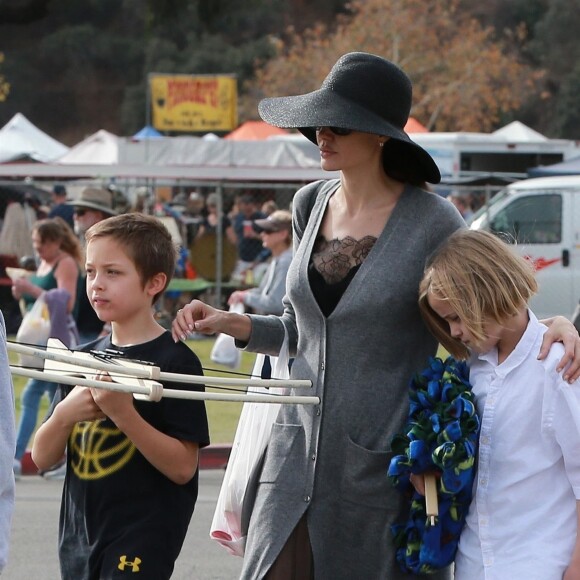 Angelina Jolie fait du shopping avec ses enfants Shiloh, Knox et Vivienne au Rose Bowl Flea Market à Pasadena, le 10 décembre 2017