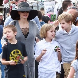 Angelina Jolie fait du shopping avec ses enfants Shiloh, Knox et Vivienne au Rose Bowl Flea Market à Pasadena, le 10 décembre 2017