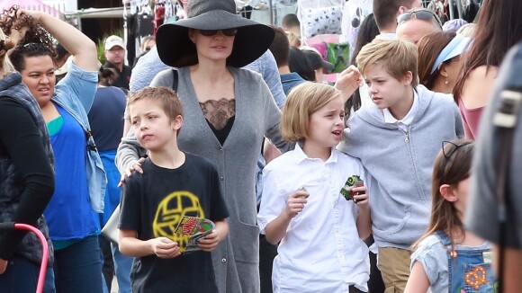 Angelina Jolie : Sans soutien-gorge pour une virée aux puces avec les enfants