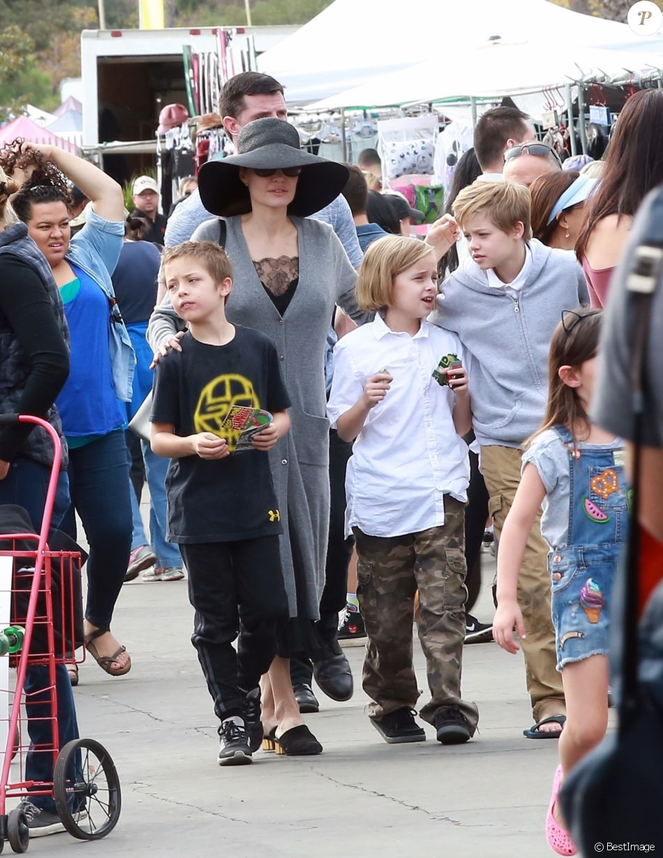 Angelina Jolie fait du shopping avec ses enfants Shiloh, Knox et