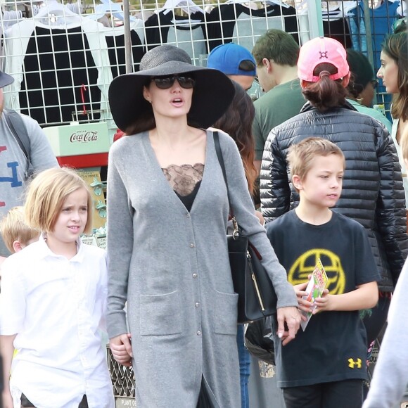 Angelina Jolie fait du shopping avec ses enfants Shiloh, Knox et Vivienne au Rose Bowl Flea Market à Pasadena, le 10 décembre 2017