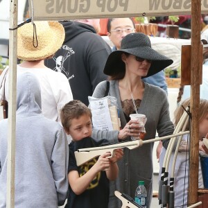 Angelina Jolie fait du shopping avec ses enfants Shiloh, Knox et Vivienne au Rose Bowl Flea Market à Pasadena, le 10 décembre 2017