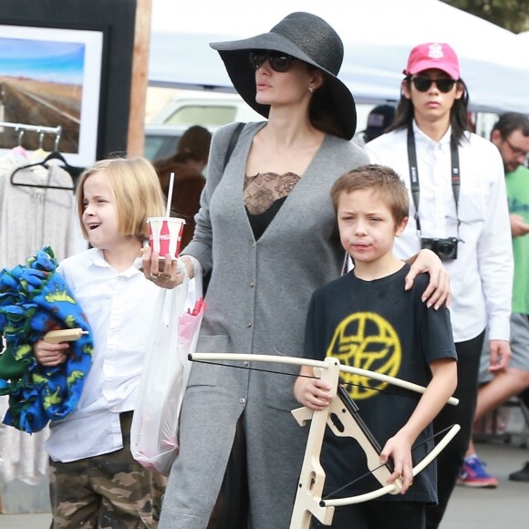 Angelina Jolie fait du shopping avec ses enfants Shiloh, Knox et Vivienne au Rose Bowl Flea Market à Pasadena, le 10 décembre 2017