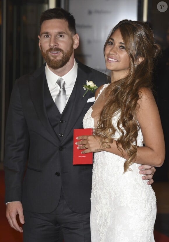 Lionel Messi et Antonella Roccuzzo, mariés en juin 2017 après huit ans d'idylle. Ici lors des noces au Pullman City Center de Rosario en Argentine le 30 juin.
