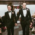  Jim Parsons et Tod Spiewak, mariés en mai 2017 après quinze ans de relation. Ici lors des noces à New York le 13 mai. 