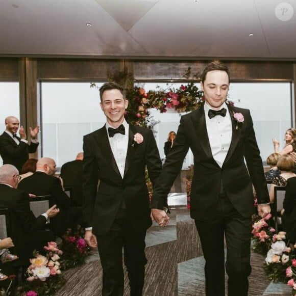 Jim Parsons et Tod Spiewak, mariés en mai 2017 après quinze ans de relation. Ici lors des noces à New York le 13 mai.
