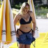 Iskra Lawrence profite d'une journée ensoleillée sur la plage de Miami, le 11 décembre 2017.