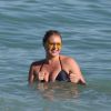 Iskra Lawrence profite d'une journée ensoleillée sur la plage de Miami, le 11 décembre 2017.