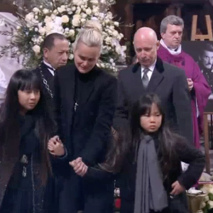 Laeticia Hallyday, Jade et Joy devant le cercueil de Johnny Hallyday à Paris, le 9 décembre 2017.



