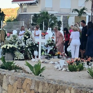 Laeticia Hallyday, ses filles Jade et Joy, Elyette Mamie rock (grand-mère de L. Hallyday), Jean Reno et sa femme Zofia se recueillent sur la tombe de Johnny Hallyday le lendemain de l'enterrement au cimetière marin de Lorient sur l'île Saint-Barthélemy, le 12 décembre 2017.
