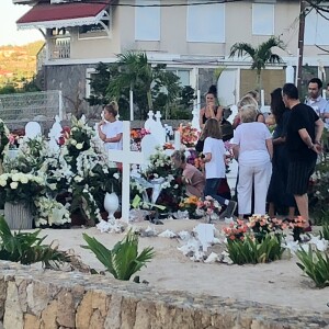 Laeticia Hallyday, ses filles Jade et Joy, Elyette Mamie rock (grand-mère de L. Hallyday), Jean Reno et sa femme Zofia se recueillent sur la tombe de Johnny Hallyday le lendemain de l'enterrement au cimetière marin de Lorient sur l'île Saint-Barthélemy, le 12 décembre 2017.