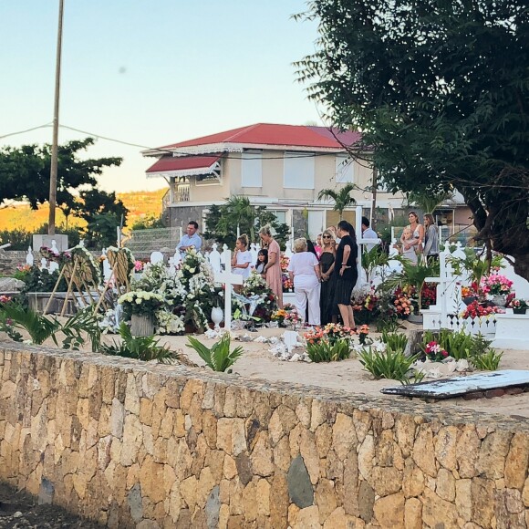 Laeticia Hallyday, ses filles Jade et Joy, Elyette Mamie rock (grand-mère de L. Hallyday), Jean Reno et sa femme Zofia se recueillent sur la tombe de Johnny Hallyday le lendemain de l'enterrement au cimetière marin de Lorient sur l'île Saint-Barthélemy, le 12 décembre 2017.