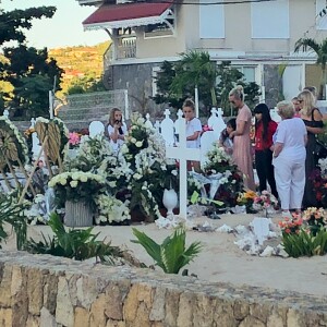 Laeticia Hallyday, ses filles Jade et Joy, Elyette Mamie rock (grand-mère de L. Hallyday), Jean Reno et sa femme Zofia se recueillent sur la tombe de Johnny Hallyday le lendemain de l'enterrement au cimetière marin de Lorient sur l'île Saint-Barthélemy, le 12 décembre 2017.